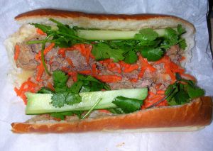 800px-Bánh_mì_xíu_mại-meatball-sandwich